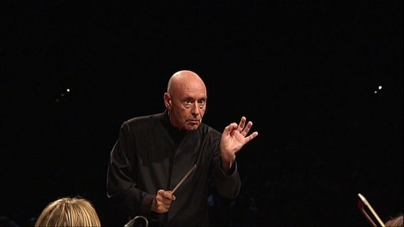 Christoph Eschenbach dirigiert das NDR Sinfoniekonzert 2012. © Screenshot 