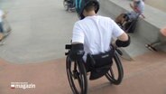 Ein Rollstuhlfahrer auf einer Skate-Anlage © Screenshot 