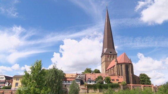 Blick auf die auf einer Anhöhe gelegene St. Petrikirche in Rostock © Screenshot 