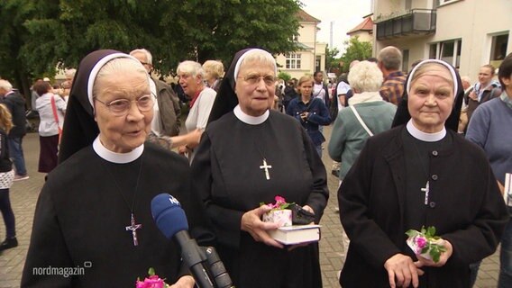 Drei Franziskaner-Ordensfrauen werden interviewt. © Screenshot 