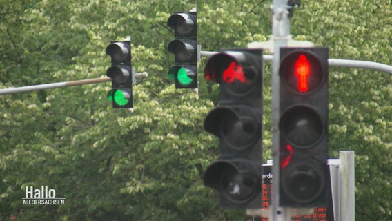 Nahaufnahme von je zwei roten Ampeln im Vorder- und zwei grünen Ampeln im Hintergrund. © Screenshot 