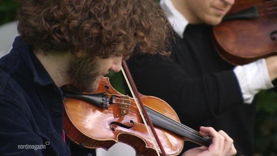 Der Preisträger des Festspielsommers spielt Geige auf einem Privatkonzert. © Screenshot 