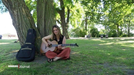 Künstlerin Fräulein Frey mit Gitarre. © Screenshot 