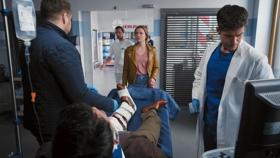 Dr. Matteo Moreau (Mike Adler) verweist Viktoria Stadler (Isabella Krieger) im Beisein von Ben Ahlbeck (Philipp Danne) aus dem Behandlungszimmer. © Screenshot 