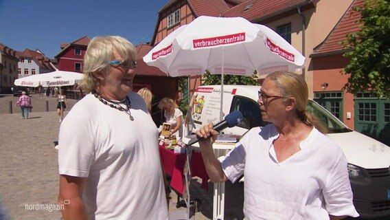 Energieberater Hartmut Krien von der Verbraucherzentrale MV wird von einer Journalistin interviewt. © Screenshot 