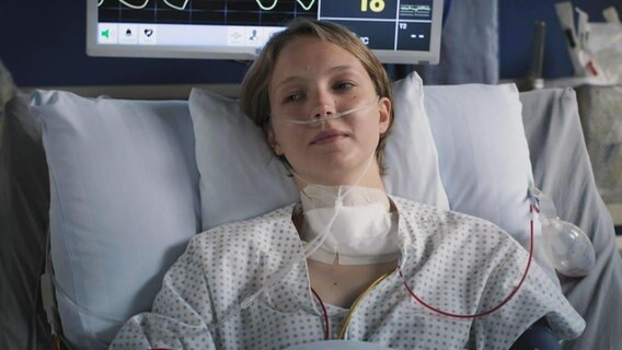 Eine junge Frau liegt in einem Krankenhausbett. © Screenshot 