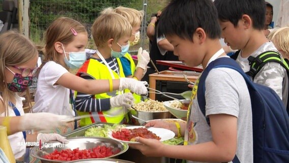 Kinder füllen anderen Kindern in der "Kinderstadt Hamburg" Essen auf. © Screenshot 