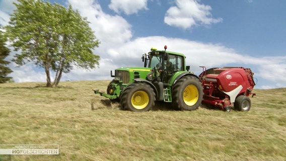 Ein Trecker auf einer Wiese. © Screenshot 