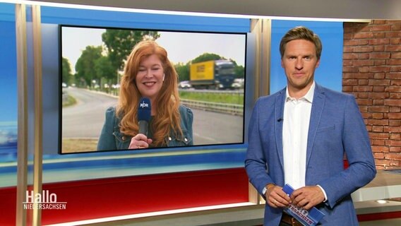 Moderator Arne-Torben Voigts im Gespräch mit Reporterin Sophie Mühlmann. © Screenshot 