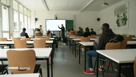 Eine Klasse voller Ukrainer*innen, die Unterricht bekommen. © Screenshot 