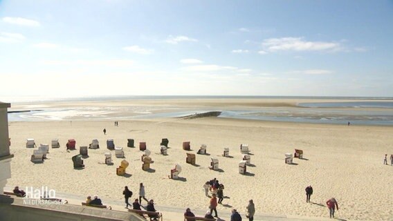 Blick auf den Strand von Borkum: Viele Strankörbe stehen quer verstreut. © Screenshot 