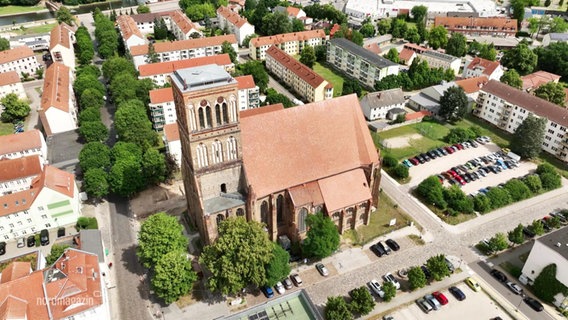 Blick aus der Vogelperspektive auf eine ältere Kirchenruine in gutem Zustand in Anklam. © Screenshot 
