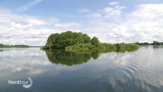 Eine Insel im Wasser - der Schaalsee. © Screenshot 
