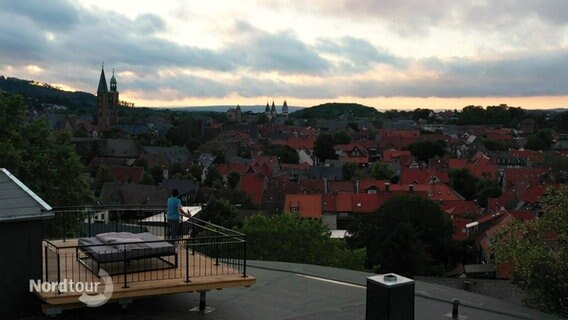 Ein Bett auf einem Turm in Goslar. © Screenshot 
