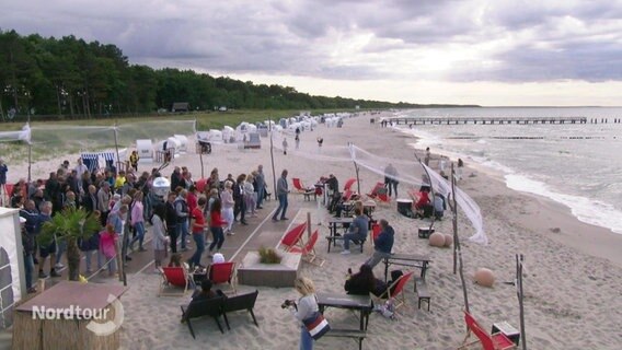 Eine Salsa-Tanzbühne am Strand. © Screenshot 