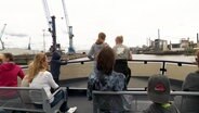 Kinder und Erwachsene bei einer Schiffsfahrt durch den Hamburger Hafen © Screenshot 