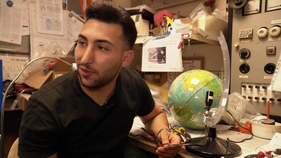 Hassan Khaled mit einem Globus © Screenshot 