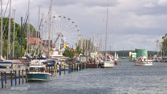 Greifswalder Fischerfest - Hafen mit Riesenrad. © Screenshot 