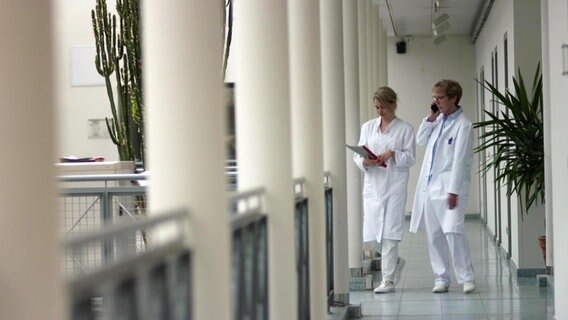 Zwei Ärztinnen stehen in einem Krankenhaus-Flur. © Screenshot 