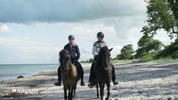 Zwei Frauen reiten mit Islandpferden am Strand. © Screenshot 
