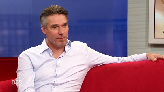 Ex-Tennisprofi und Künstler Michael Stich zu Gast auf dem Roten Sofa. © Screenshot 
