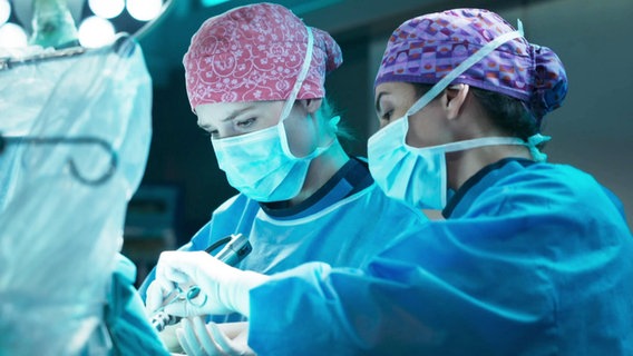 Zwei Frauen operieren in einem Operationssaal. © Screenshot 