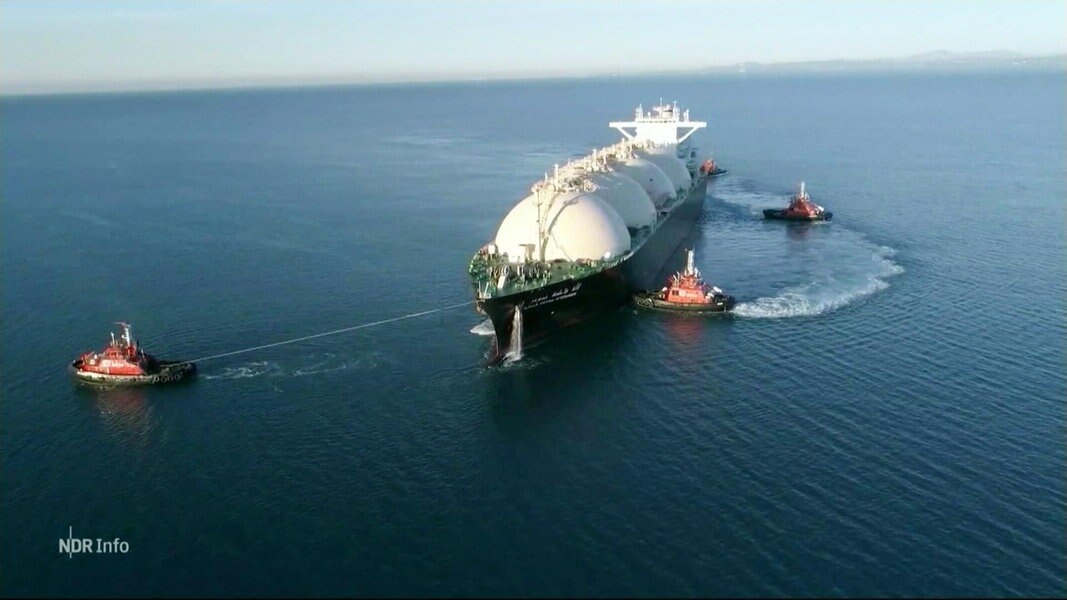 Ein schwimmendes LNG-Terminal auf dem Meer.