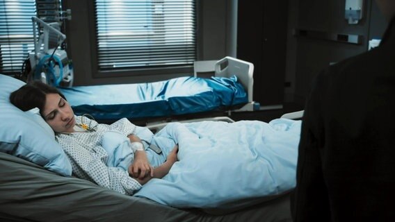 Eine junge Frau liegt in einem Krankenhausbett. © Screenshot 