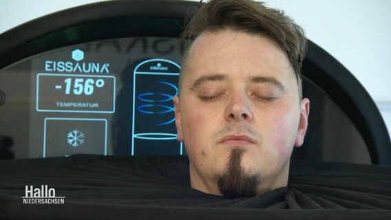 Ein Mann in einer Eissauna. © Screenshot 
