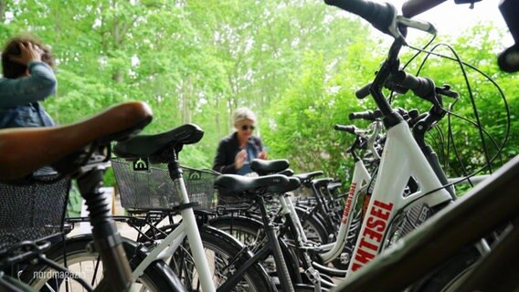 Fahrräder im Anschnitt, unscharf zwei Frauen im Hintergrund. © Screenshot 
