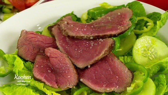Steakscheiben liegen auf einem Salat. © Screenshot 
