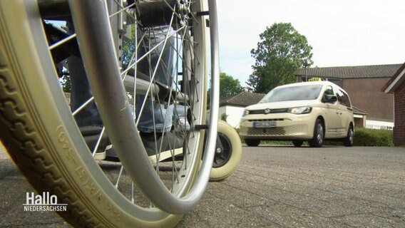 Ein Rollstuhl im Vorder- ein Taxi im Hintergrund © Screenshot 