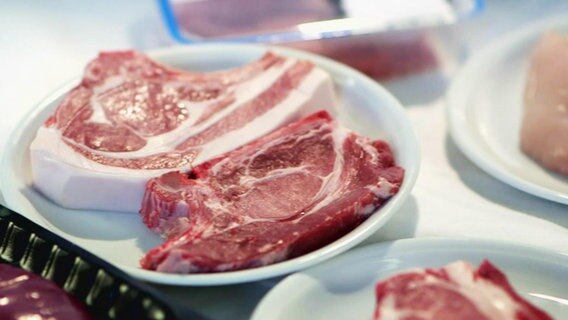 Mehrere Stücke Fleisch liegen auf Tellern. © Screenshot 