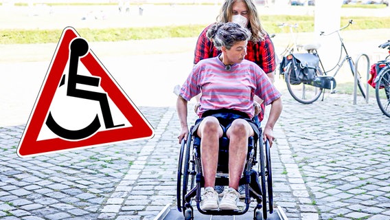 Eine Rollstuhlfahrerin und ein Helfer. © NDR 