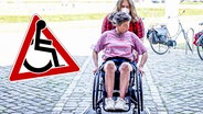 Eine Rollstuhlfahrerin und ein Helfer. © NDR 