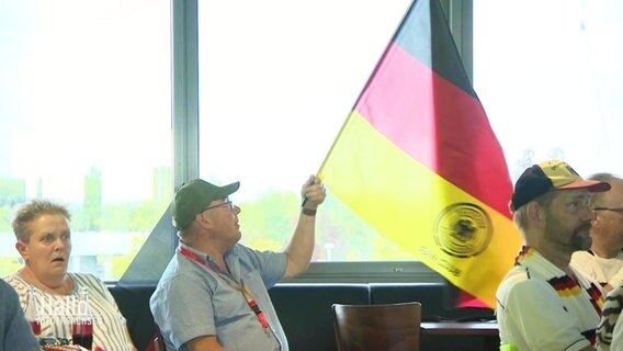 Ein Fan schwenkt eine Deutschlandflagge. © Screenshot 