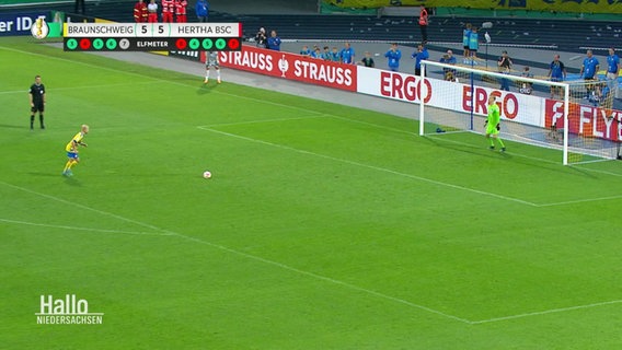 Ein Elfmeterschütze nimmt Anlauf, der Torwart erwartet den Schuss. © Screenshot 