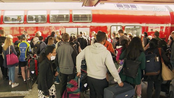 Viele Menschen auf einem Bahngleis vor einem Zug. © Screenshot 