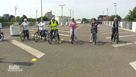 Teilnehmerinnen eines Fahrradkurses. © Screenshot 