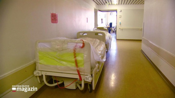 Vorbereitete Betten auf einem Krankenhaus-Flur. © Screenshot 