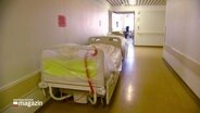 Vorbereitete Betten auf einem Krankenhaus-Flur. © Screenshot 