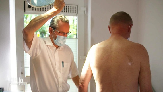 Een man die een huidtest ondergaat.  © Schermafbeelding 