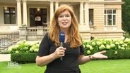 Die Reporterin Sophie Mühlmann berichtet aus Hannover. © Screenshot 
