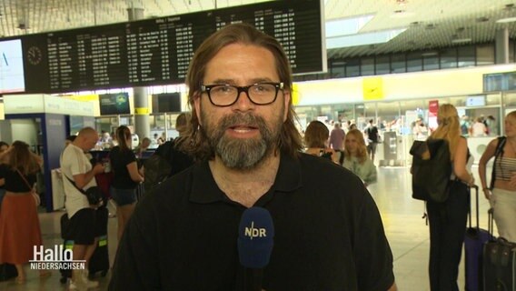 Der Reporter Marco Heuer berichtet vom Flughafen. © Screenshot 
