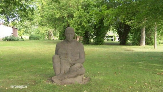 Eine Skulptur auf einer Wiese. © Screenshot 