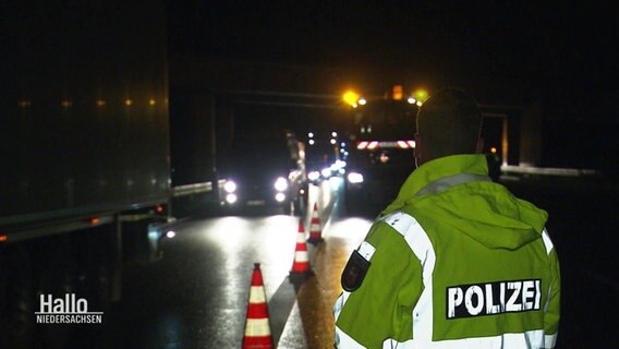 Polizisten bei einer Kontrolle auf der A2. © Screenshot 