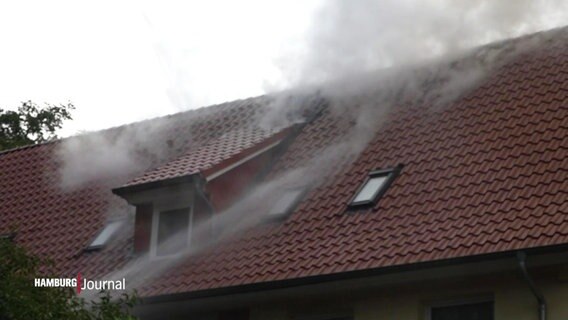 Rauch dringt aus einem Dach. © Screenshot 