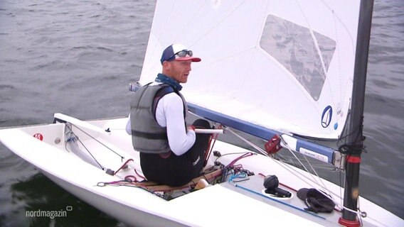 Carsten Wernecke auf seinem Segelboot. © Screenshot 