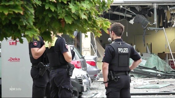 Polizisten und Forensiker beim Tatort einer Geldautomaten-Sprengung. © Screenshot 