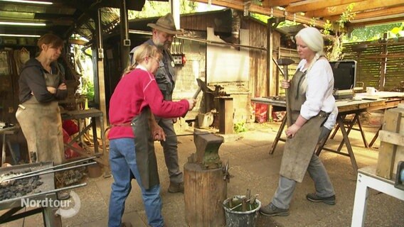 Schmiedeworkshop mit Amboss und Hammer. © Screenshot 